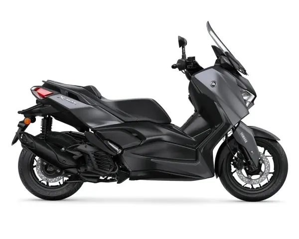 Scooter Yamaha XMAX gris oscuro. Con una moto de 125 se puede ir por autopista, ideal para viajes urbanos y escapadas.