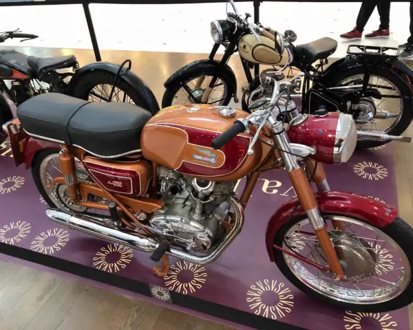 Exhibición de las mejores motos clásicas: una Ducati 250 de color naranja y burdeos, junto a otras joyas vintage.