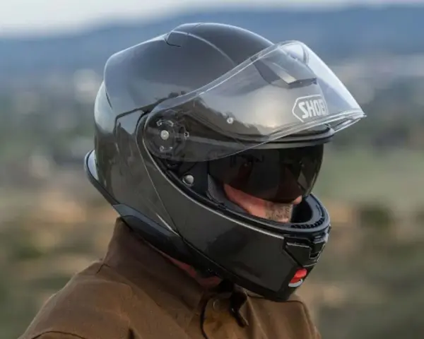 Hombre con casco touring silencioso, listo para un viaje tranquilo.