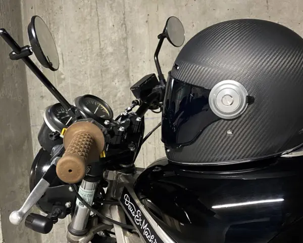 Casco de moto de fibra de carbono, uno de los cascos de moto más seguros, listo para la carretera.