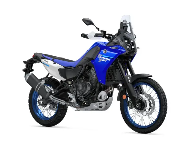 Yamaha Ténéré 700, una moto trail A2 lista para la aventura. Azul y blanca, con llantas de radios y pantalla alta.