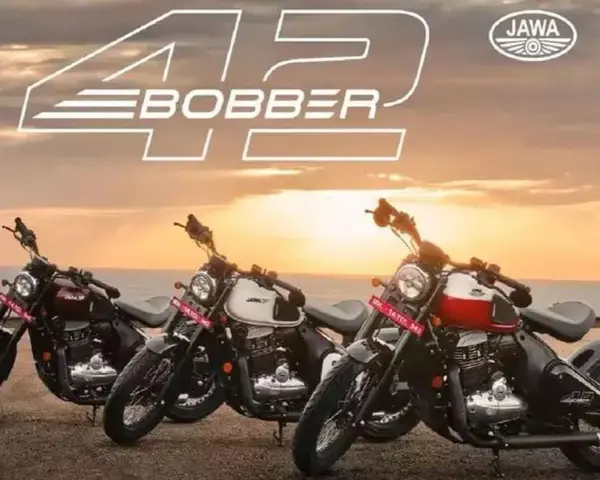 Tres motos Jawa 42 Bobber en diferentes colores, con el logo de Jawa y el nombre del modelo en el cielo al atardecer.
