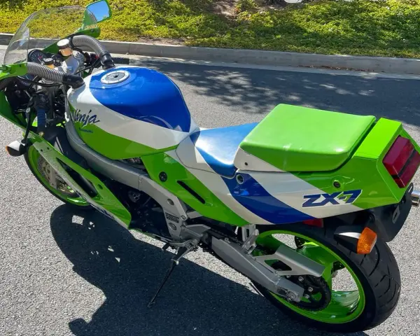 Kawasaki ZX7 Ninja, un clásico deportivo con diseño en verde, blanco y azul. ¡Lista para la carretera!