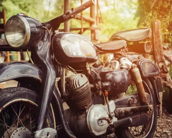 Moto clásica en un entorno rústico. ¿Cuánto cuesta dar de alta una moto sin papeles?