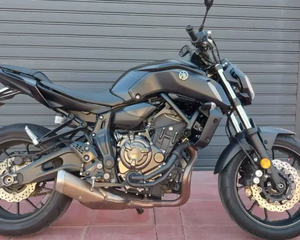 Moto Yamaha negra, ideal para tus consejos para comprar una moto de segunda mano. Revisa su motor y detalles.
