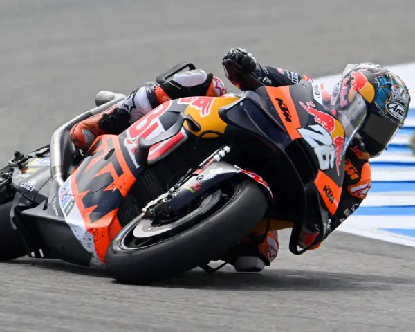 Dani Pedrosa en plena acción, inclinado en una curva con su moto KTM. Su actualidad en las pistas sigue siendo impresionante.