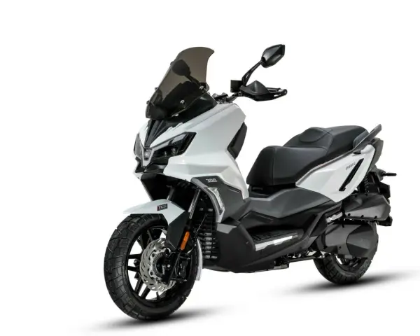 Scooter blanco moderno, ideal para saber como vender una moto. Diseño deportivo con parabrisas ahumado y llantas robustas.