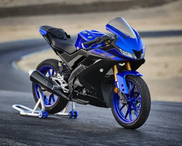 Moto deportiva azul, la moto 125 más rápida, lista para la pista.