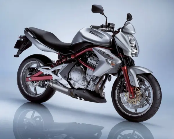 Kawasaki ER6n plateada, lista para la acción. Conoce su ficha técnica y prepárate para la carretera.