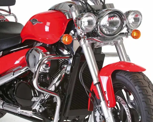 Detalle frontal de una Suzuki Intruder 800 en rojo brillante, con su **suzuki intruder 800 ficha técnica** visible en el guardabarros.