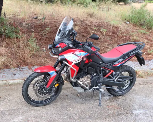 Honda Africa Twin roja y negra, lista para la aventura. Opiniones positivas sobre su rendimiento en todo terreno.