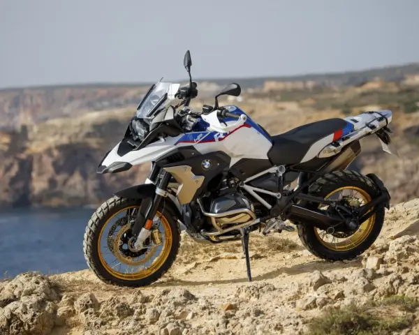 Moto BMW lista para aventuras en trail asfalticas, con vistas al mar y acantilados.