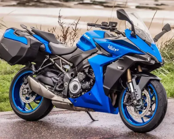 Suzuki azul lista para viajar. Estas motos sport turismo, con sus maletas integradas, invitan a la aventura en cualquier camino.