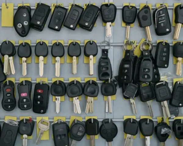 Un duplicado llave moto puede ser útil. Aquí hay muchas llaves de moto y coche colgadas.