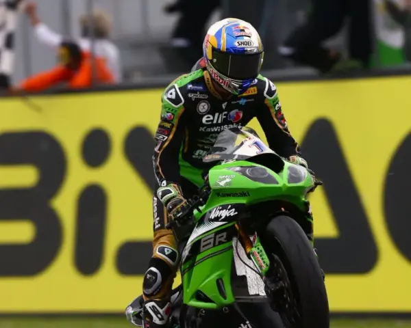 Kenan Sofuoğlu cruza la meta en su Kawasaki Ninja, con la bandera a cuadros ondeando.