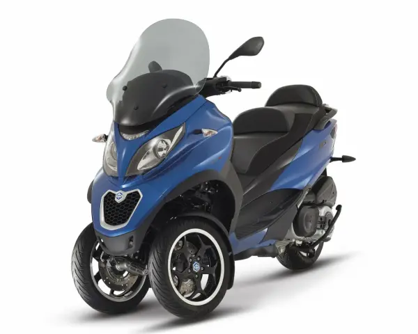 Azul brillante, una de las motos de tres ruedas más modernas y elegantes, lista para la aventura.
