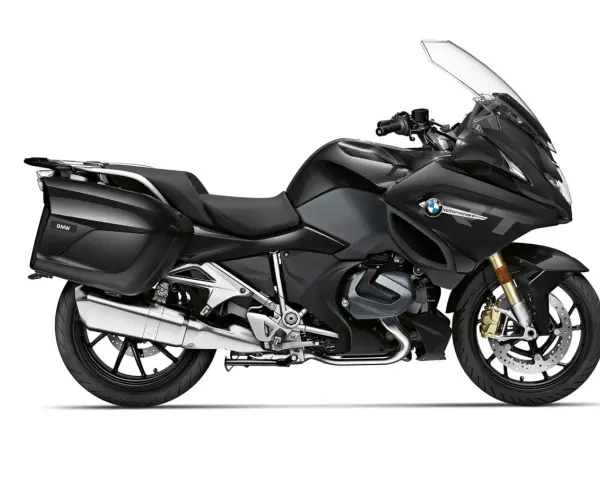 Moto BMW negra con maletas, ideal para aventuras y escapadas. Perfecta para motos para viajar en pareja.