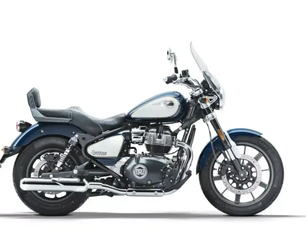 Royal Enfield Super Meteor 650: opiniones sobre su diseño cruiser azul y cromado, con asiento cómodo y parabrisas.