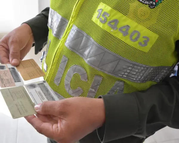Agente de tránsito revisa documentos. ¡Ay, he perdido los papeles de la moto!