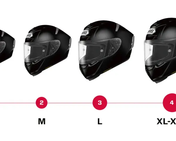 Cuatro cascos de moto negros de diferentes tamaños, etiquetados de XS-S a XL-XXL.