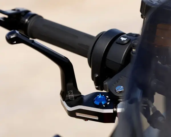 Manillar de moto con puño negro y maneta de freno negra ajustable. Ideal para cambiar puños moto y mejorar el control.