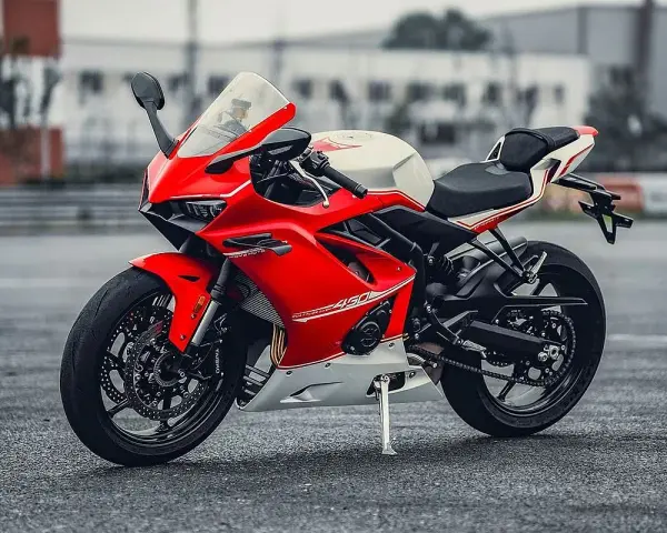 Deportiva Kove 450 RR roja y blanca, lista para la pista.