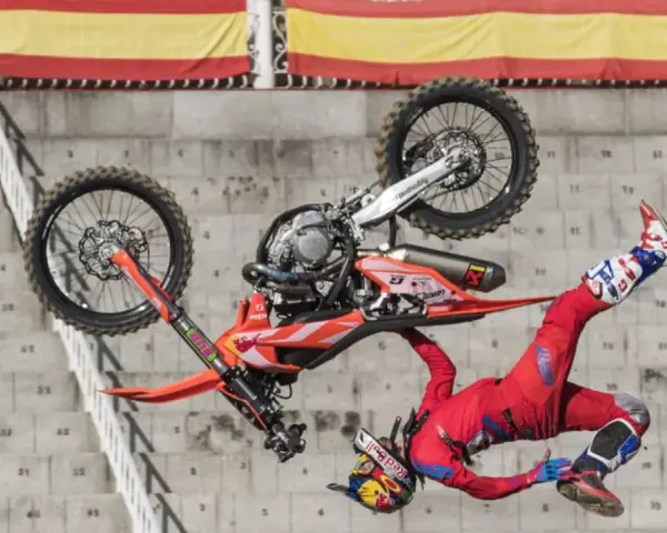 Dani Torres desafía la gravedad en un espectacular **dani torres freestyle**, volando por el aire con su moto.