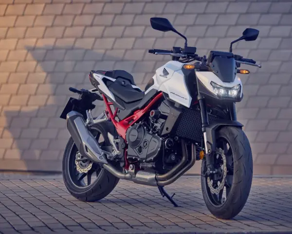 Honda Hornet 750: detalles de su ficha técnica en esta moto deportiva blanca y roja.