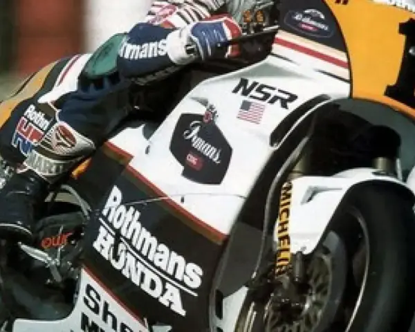 Eddie Lawson compite en una moto Honda NSR con el número 1.