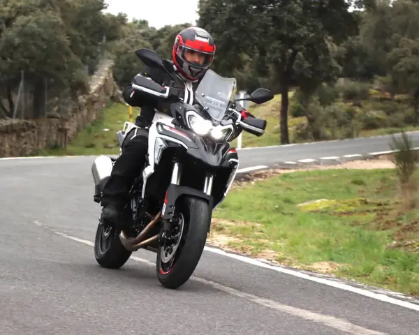 Motociclista prueba la Benelli TRK 702 X en carretera. Opiniones sobre su rendimiento y diseño.