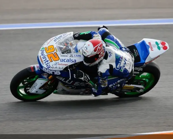 Alex Mariñelarena inclinado en su moto de carreras, con el número 26 y el logo de Avintia, compitiendo en la pista.