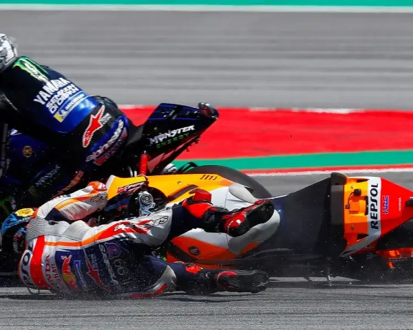 Jorge Lorenzo sufre una caída con su Honda en plena carrera. El piloto y su moto yacen en el asfalto.