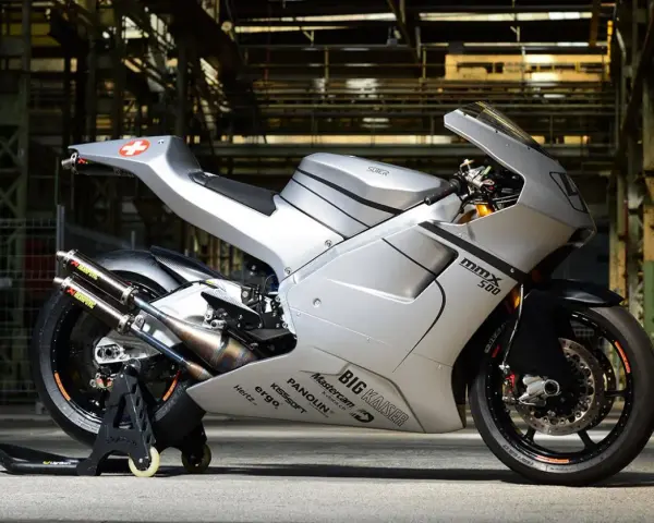 La Suter MMX 500, una moto de carreras plateada con detalles negros, lista para la pista.