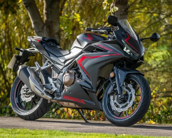 Honda CBR500R negra y roja, con detalles deportivos. Su peso es ideal para maniobrar con agilidad.