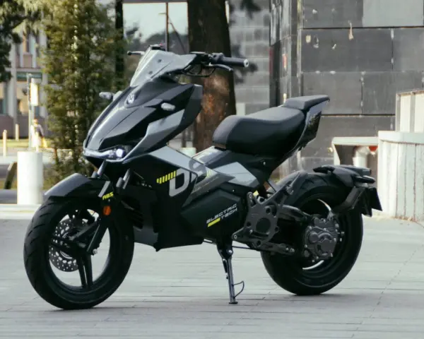 Moto eléctrica negra, diseño futurista, la mejor 125 para la ciudad.