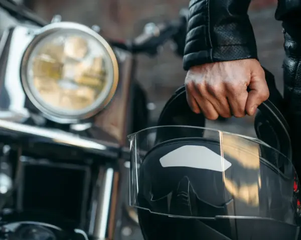 Motociclista con casco, listo para dar de baja una moto sin llevarlo al desguace.
