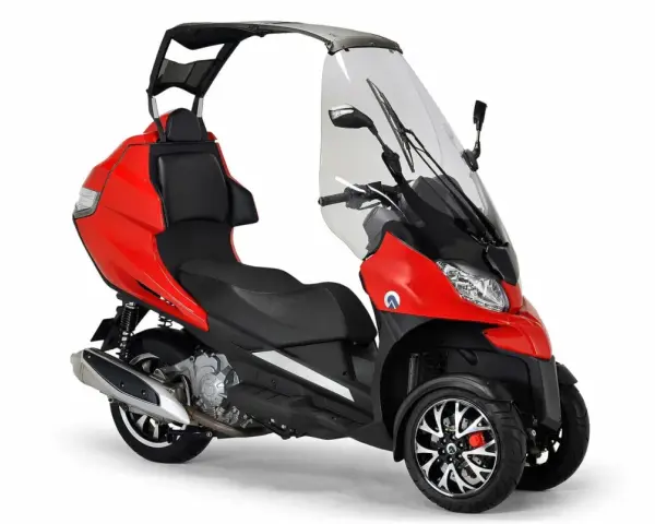 Moto 3 ruedas con techo, parabrisas y asiento doble, en color rojo brillante.