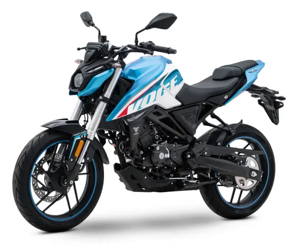 Una moto 125 china, con diseño deportivo en blanco y azul, lista para la aventura urbana.