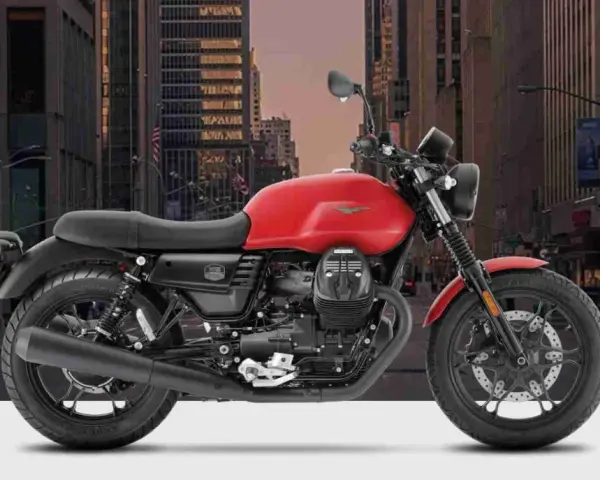 Moto Guzzi V7: detalles de su ficha técnica en un entorno urbano.