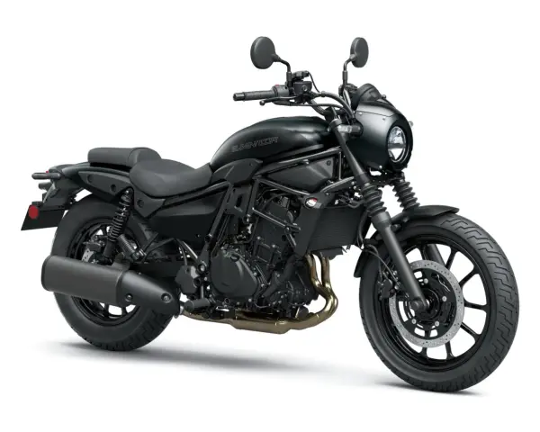 Moto custom negra, ideal para viajes. Con asiento doble y faro redondo, es una de las mejores motos custom para viajar.