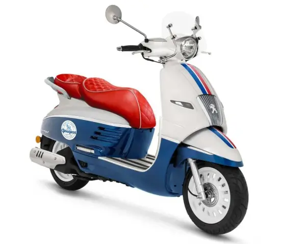 Scooter Peugeot Django 125 en blanco, azul y rojo. ¡Las opiniones sobre este modelo son excelentes!