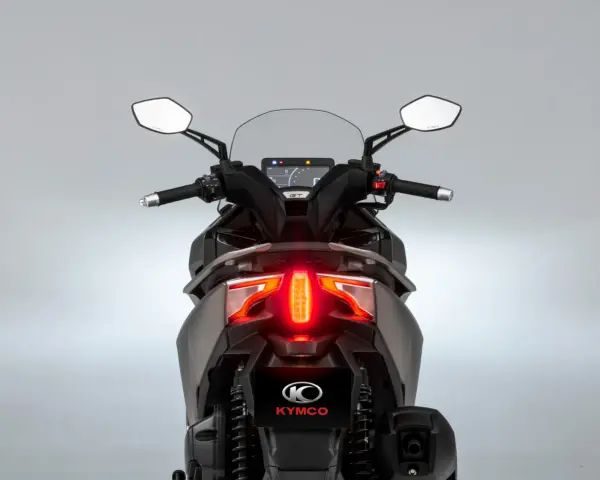 Vista trasera de la Kymco Super Dink 125. Sus luces LED rojas brillan, invitando a leer las kymco super dink 125 opiniones.