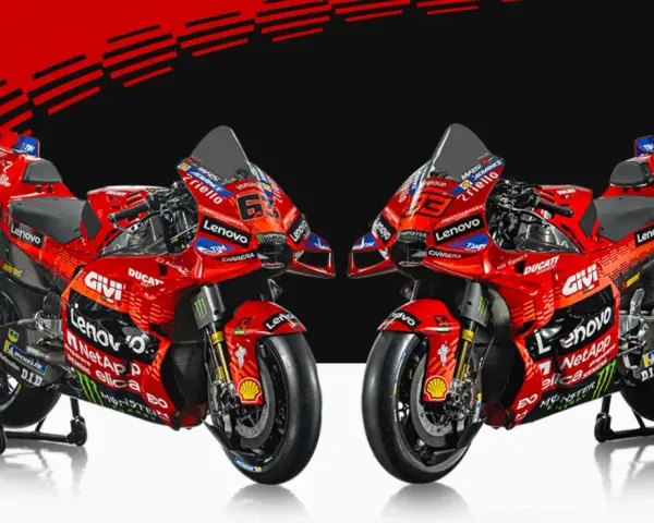 Dos motos Ducati rojas de MotoGP, listas para la competición. Las concesiones MotoGP son clave para el éxito.