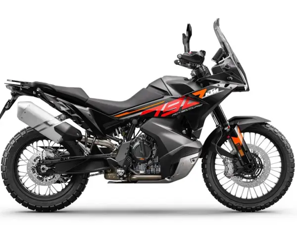 KTM 790 Adventure en gris oscuro con detalles naranjas y rojos. Opiniones sobre esta moto de aventura.