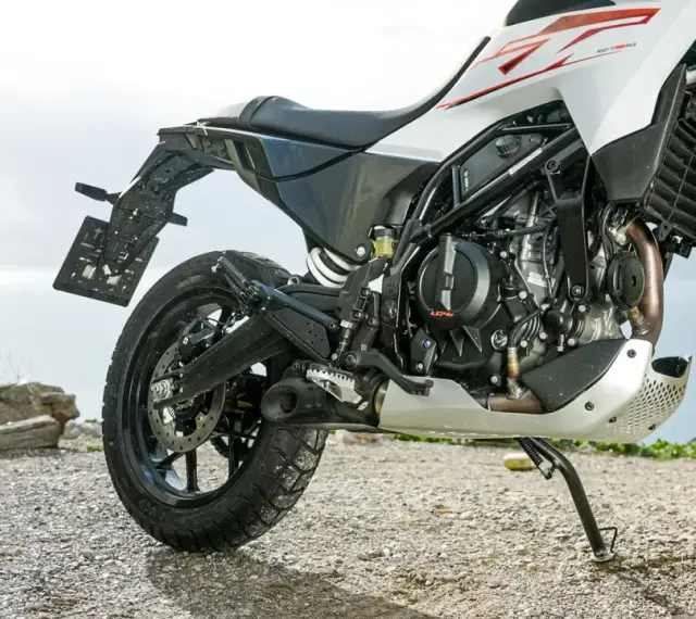 Detalle de la KTM 390 Adventure, lista para la acción. Conoce su ficha técnica y prepárate para la aventura.