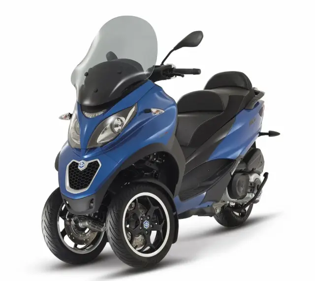 Azul brillante, una de las motos de tres ruedas más modernas y elegantes, lista para la aventura.