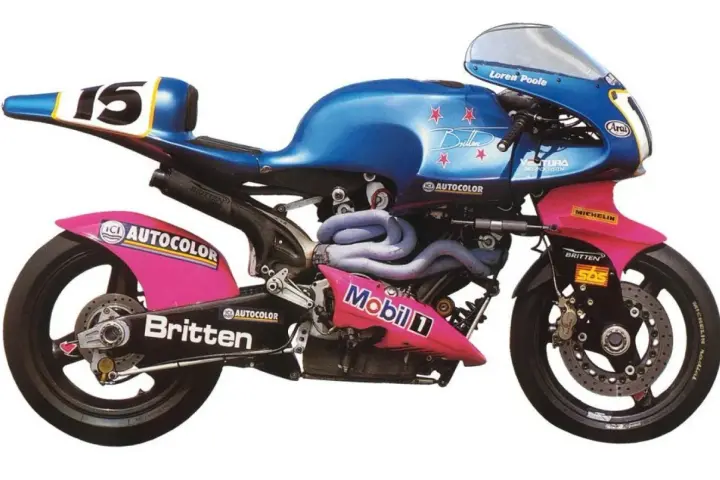 La moto de carreras Britten V1000, azul y rosa, con el número 15, lista para la pista.