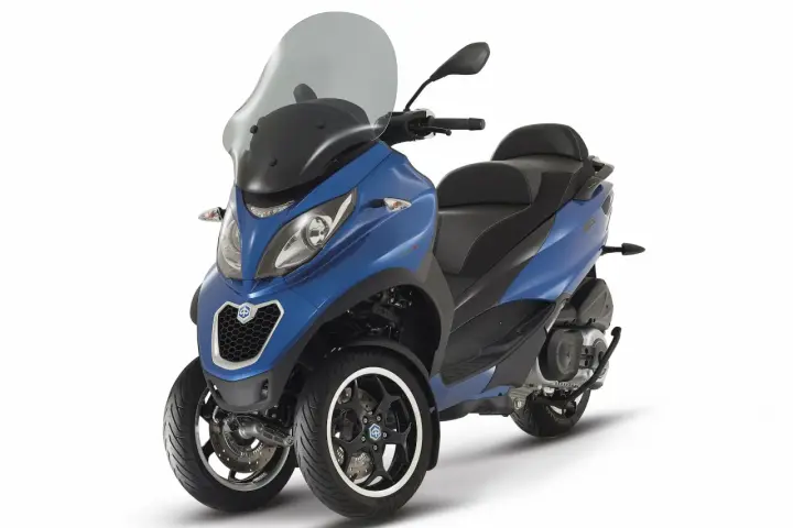 Azul brillante, una de las motos de tres ruedas más modernas y elegantes, lista para la aventura.