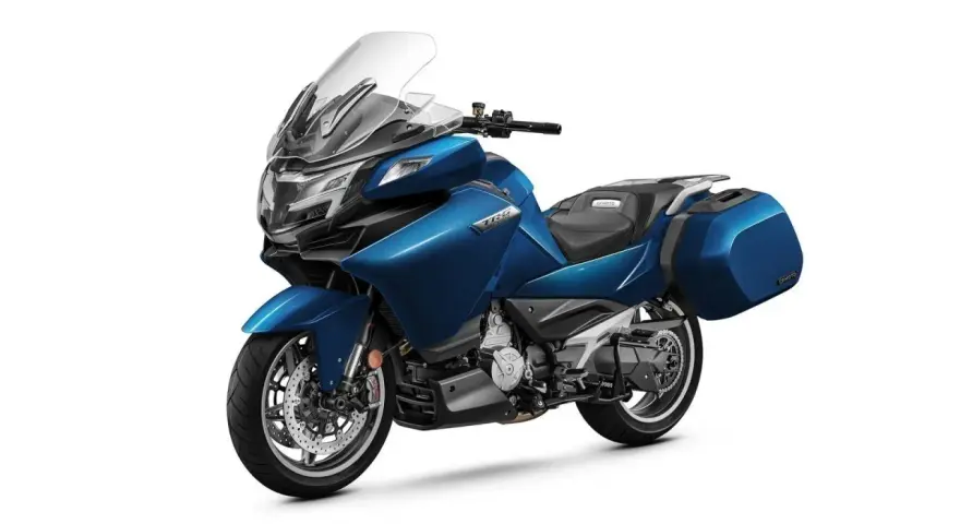 Motocicleta azul CFMOTO 1250 TR-G con maletas laterales, lista para la aventura.
