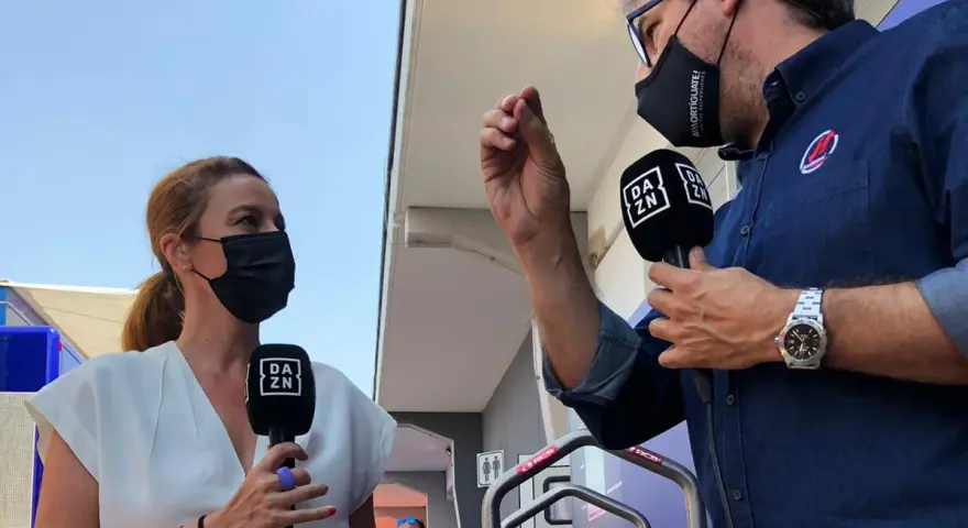 Entrevista a Juan Martínez sobre MotoGP. Dos periodistas con mascarillas sostienen micrófonos de DAZN.